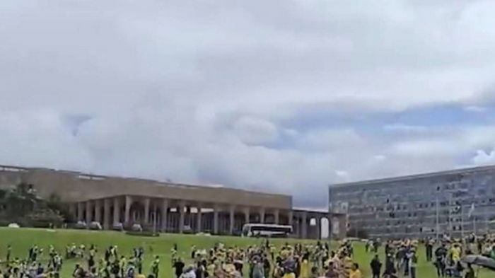Сторонники бывшего президента Бразилии захватили здания конгресса и Верховного суда