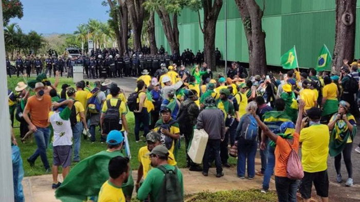 В Бразилии сотни задержанных, президент страны возвращается в столицу