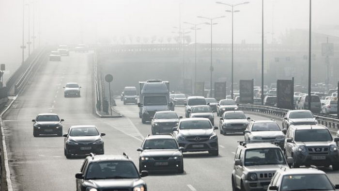 Столичных водителей предупредили об ограниченной видимости из-за тумана