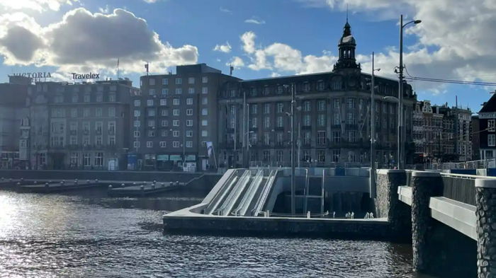 В Амстердаме обустроили подводную велопарковку