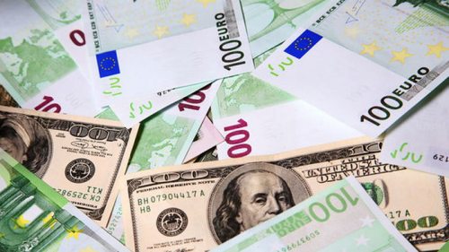 Доллар дешевеет, а евро дорожает. Курсы валют в банках