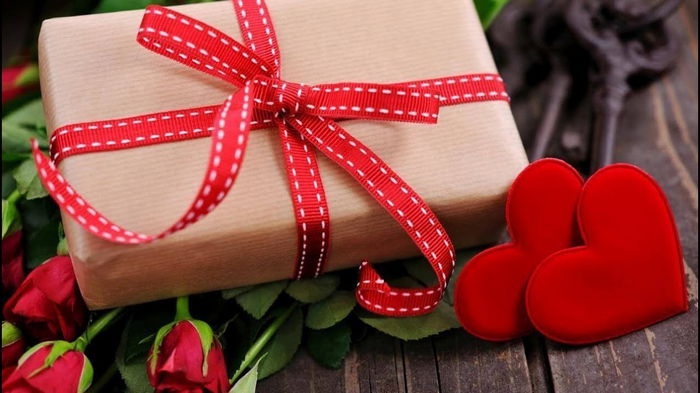 Что подарить девушке в День влюбленных: список идей