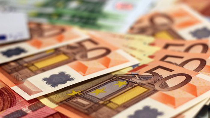 Евро подешевел на 25 копеек. Курсы валют в банках