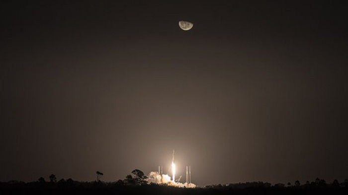 SpaceX запустила еще 55 спутников Starlink и показала ракету на фоне Луны