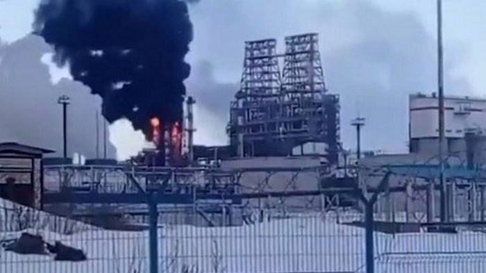 На одном из крупнейших нефтеперерабатывающих заводов России произошел пожар (видео)