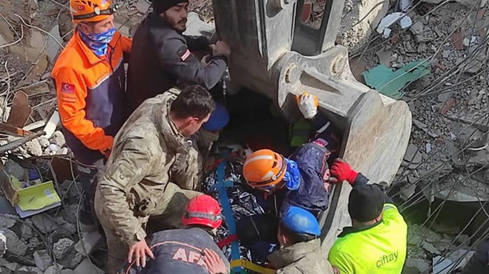 Под завалами в Турции продолжают находить живых людей