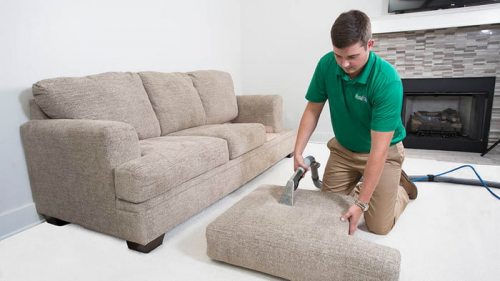 Профессиональный подход к чистке диванов на дому