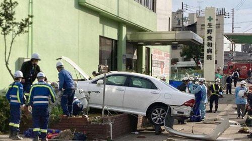 В Японии автомобиль въехал в здание больницы