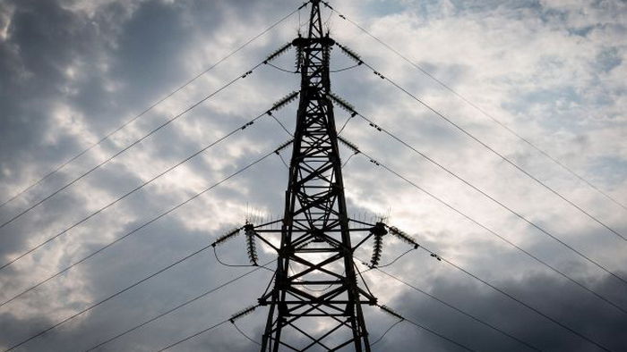 Сильный ветер привел к отключениям электроэнергии в западных областях Украины