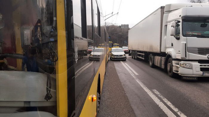 В Киеве такси въехало в троллейбус (видео)