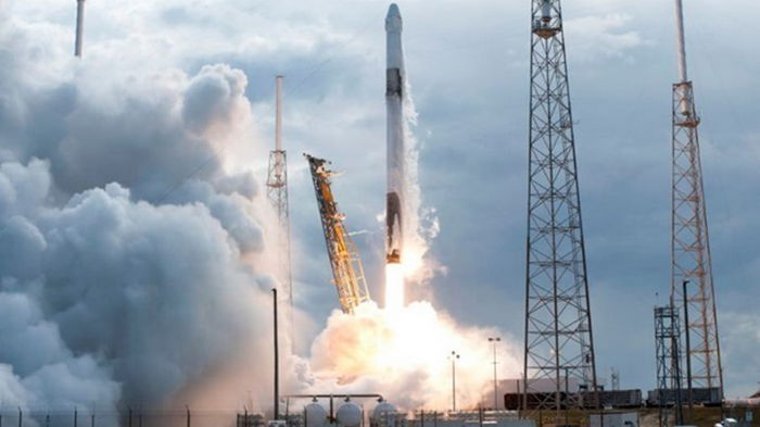 SpaceX запустила 10 военных спутников