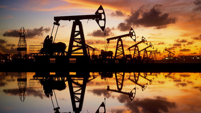 Мировые цены на нефть растут второй день подряд после решения ОПЕК+ сократить добычу