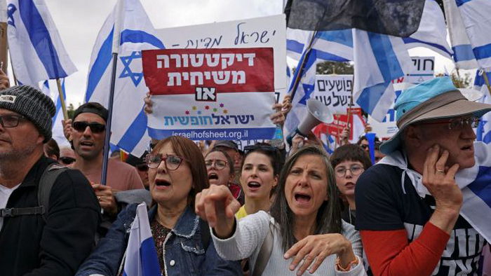 Сотни тысяч людей вновь вышли на протесты из-за судебной реформы в Израиле