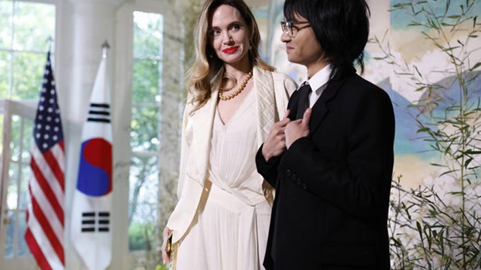 Анджелина Джоли вместе со старшим сыном посетила Белый дом