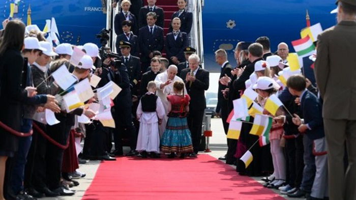 Папа Римский Франциск прибыл с визитом в Венгрию (фото)