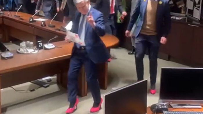 В Канаде министры-мужчины сговорились и пришли в офис на розовых каблуках