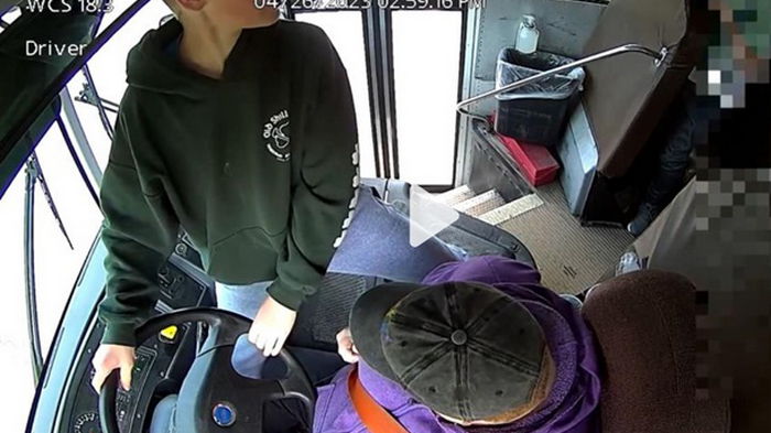 В США мальчик предотвратил аварию автобуса, когда водитель потерял сознание (видео)