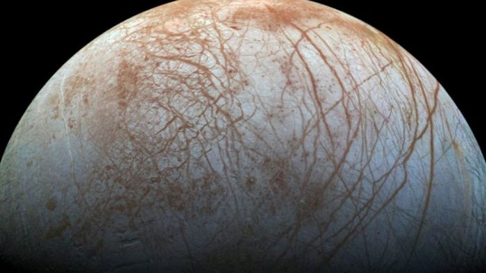 Ученые выяснили, что разгладило поверхность спутников Сатурна и Юпитера