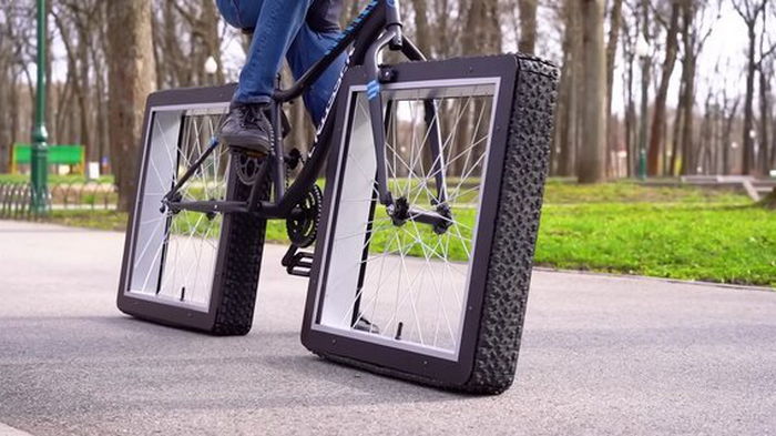 Украинский инженер создал велосипед с квадратными колесами, который может ездить (видео)