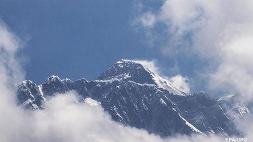 Рекордное количество альпинистов планирует покорить Эверест в этом году