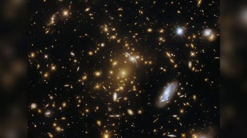Телескоп Хаббл показал скопление галактик, искажающее пространство и время