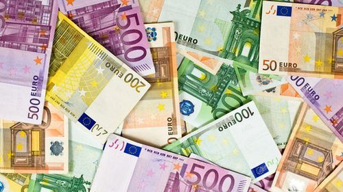 Евро подешевел еще на 25 копеек. Курсы валют в банках