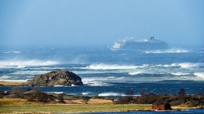 Эвакуация с лайнера в Норвегии продолжалась всю ночь