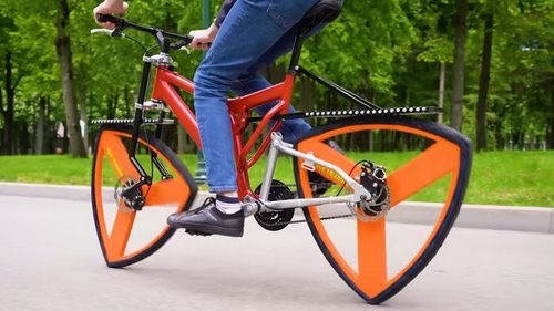 Умелец создал необычный велосипед с треугольными колесами: на нем можно ездить (видео)