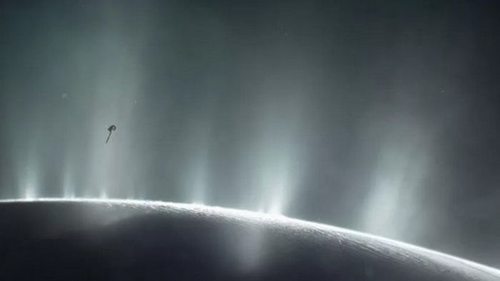 Гигантское извержение на спутнике Сатурна: вода улетела в космос на сотни километров