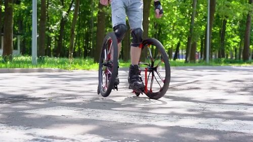 Украинский инженер создал ролики с велосипедными колесами (видео)