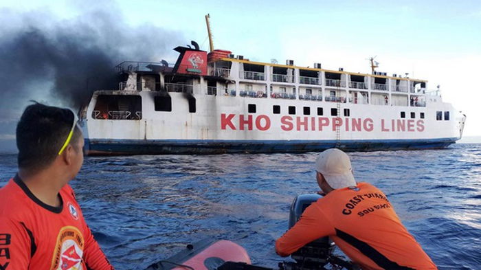 На Филиппинах загорелся паром со 120 пассажирами на борту
