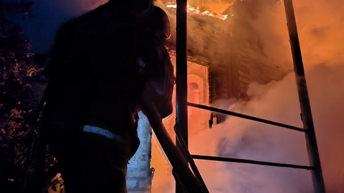 В Киеве раздались взрывы: огонь охватил многоэтажку