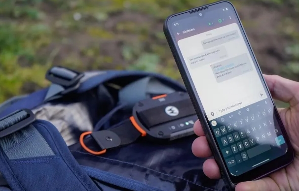 Motorola выпустила уникальный гаджет, который добавляет спутниковую связь в любой смартфон