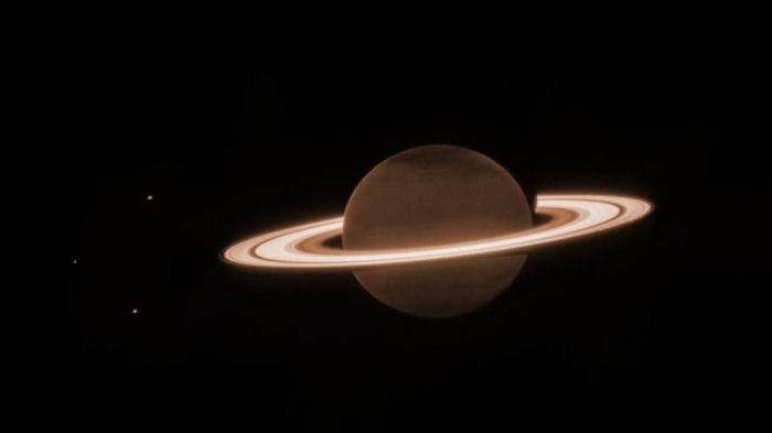 Совсем другая планета. Телескоп Уэбб впервые сделал снимок Сатурна и его спутников в новом свете