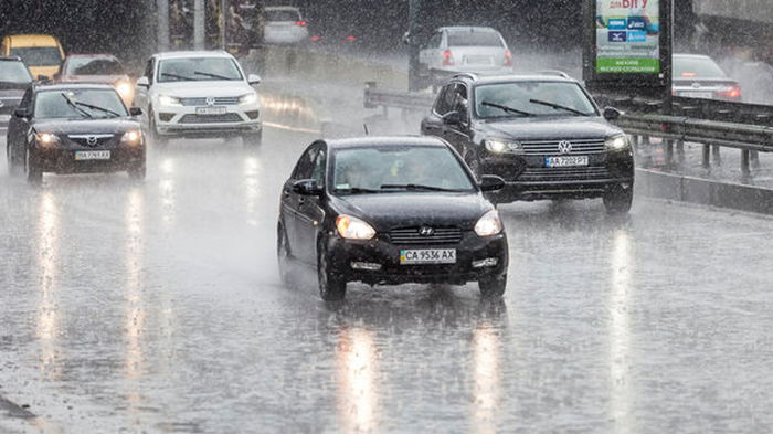 Киев накрыл мощный ливень, авто «идут» под воду