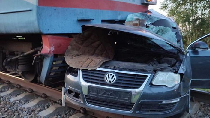 На Черниговщине поезд столкнулся с автомобилем: три жертвы