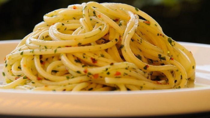 С чесноком и острым перцем: самый простой рецепт спагетти от итальянского шеф повара