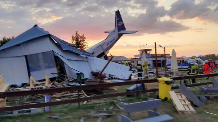 В Польше самолет рухнул на ангар с людьми: пятеро погибших