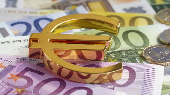 Официальный курс евро снизился впервые за две недели