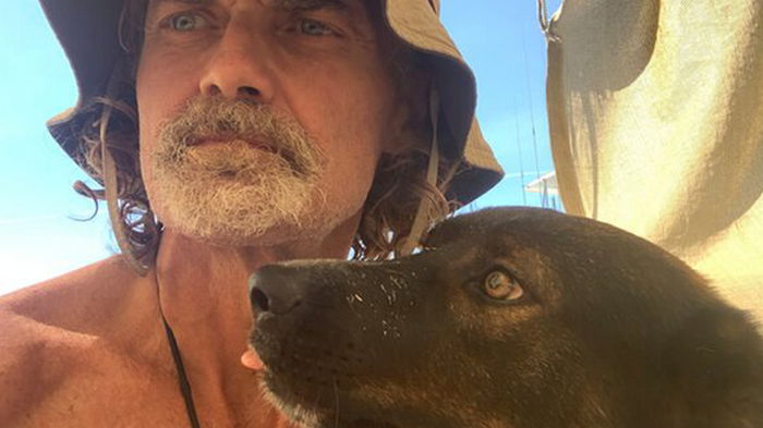 Возле Мексики обнаружили рыбака и его собаку. Они два месяца выживали в открытом океане (фото)