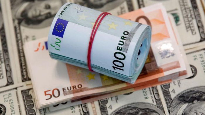 Официальный курс евро упал почти на 33 копейки