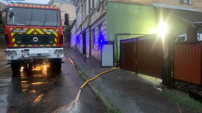 Из-за ливня в Черновцах подтопило квартиры в жилых домах