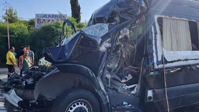 В Турции столкнулись микроавтобус и грузовик: погибла украинка