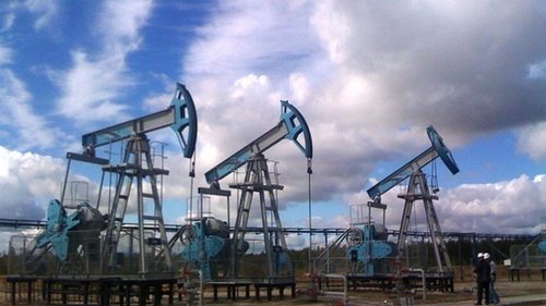 Цена на российскую нефть Urals упала в полтора раза