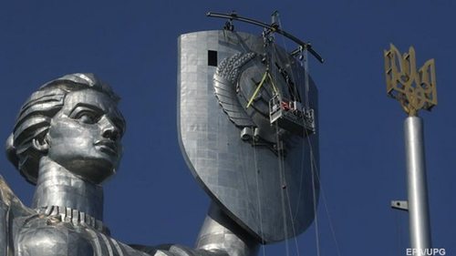 В Киеве сняли герб СССР с Родины-матери