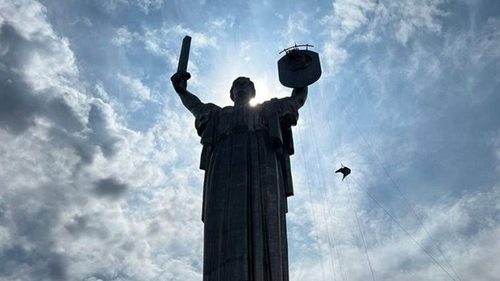 Сегодня установят Тризуб на Родину-Мать