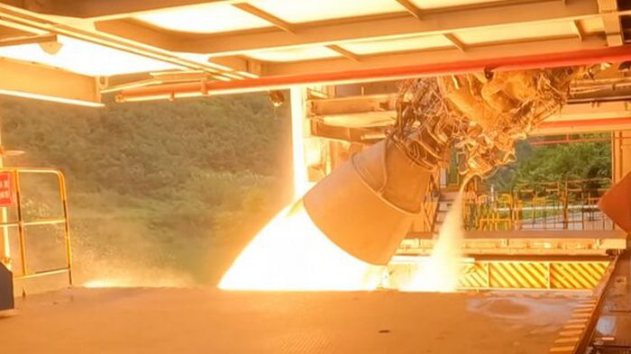 Китай испытал новейший двигатель для ракеты, которая полетит на Луну с экипажем (видео)