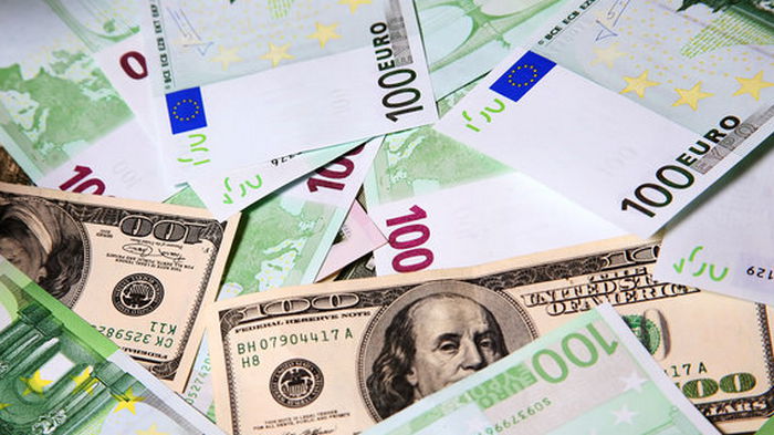 Доллар подешевел, а евро подорожал. Наличные курсы валют
