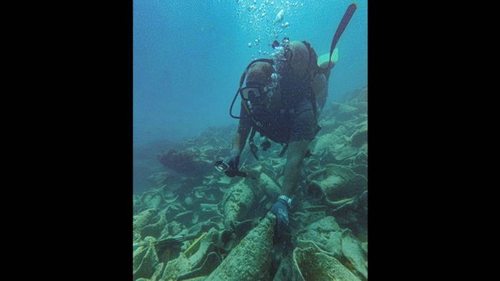 Затонул 2 300 лет назад: возле Египта случайно нашли корабль с винными амфорами (фото)