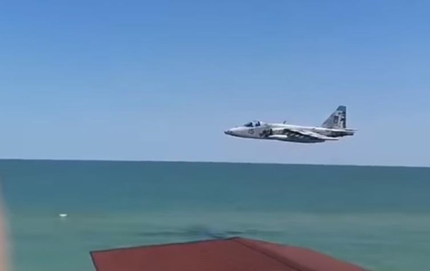 Украинский штурмовик пролетел над пляжем в Кирилловке (видео)
